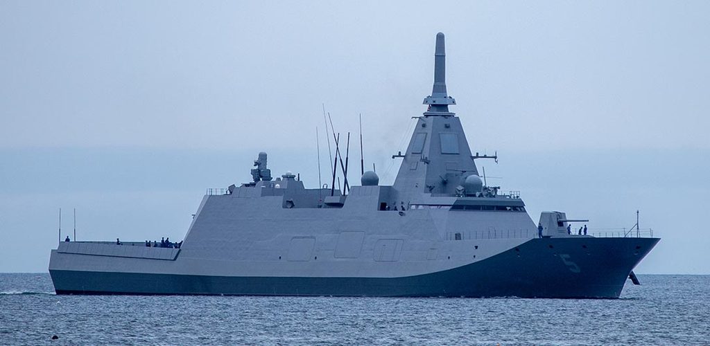 Japanese Mogami-class frigate Yahagi FFM-5
